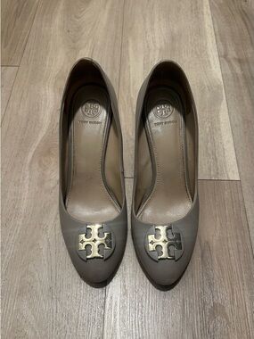 Tory Burch Luna leather wedge | neutral gray | gold-toned signature logo | 8